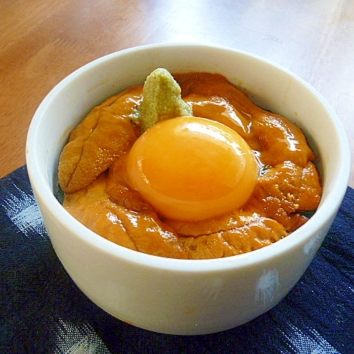 至福のごはん、卵黄で濃厚なウニ丼